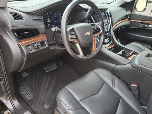 Used 2017 Cadillac Escalade Luxury RWD image 10