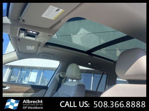 Used 2025 Volkswagen Atlas SE image 31