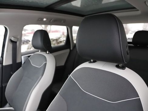 Used 2025 Volkswagen Taos SE w/ Panoramic Sunroof Package image 11