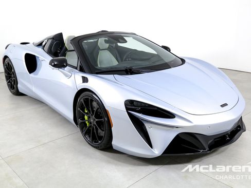 Used 2025 McLaren Artura Spider image 4