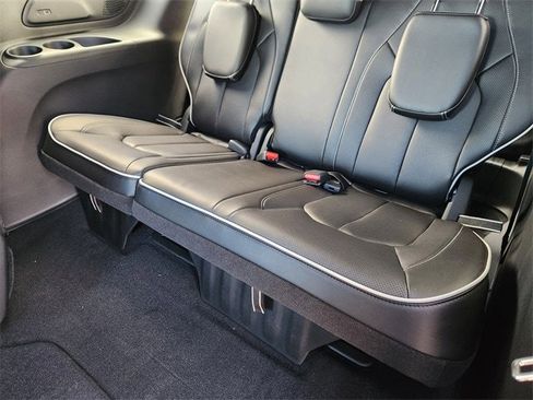 New 2026 Chrysler Pacifica Limited image 24