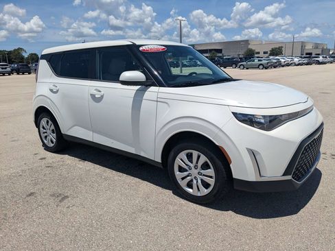 Certified 2023 Kia Soul LX FWD image 2