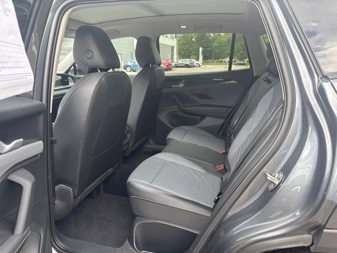 Used 2025 Volkswagen Tiguan SE AWD/4WD image 11