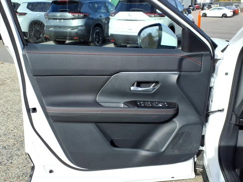 Used 2025 Nissan Kicks SR image 8