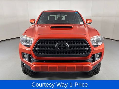 Used 2016 Toyota Tacoma TRD Sport AWD/4WD image 4