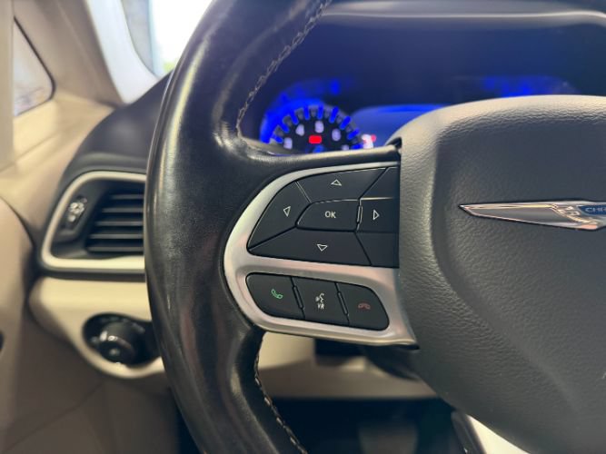 Used 2021 Chrysler Pacifica Touring-L FWD image 22