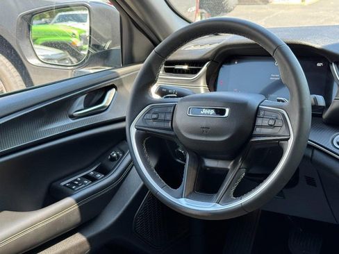 Used 2024 Jeep Grand Cherokee Laredo X AWD/4WD image 12