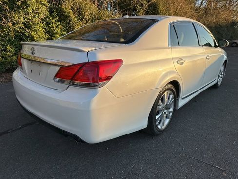 Used 2011 Toyota Avalon Limited image 3