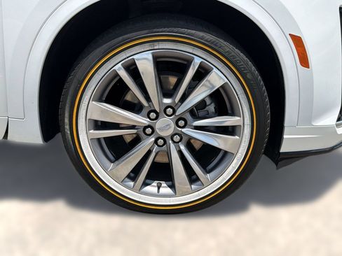 Used 2025 Cadillac XT6 Premium Luxury FWD image 12