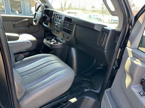 Used 2018 Chevrolet Express 2500 w/ Driver Convenience Package image 17