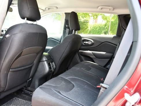 Used 2019 Jeep Cherokee Latitude w/ Cold Weather Group AWD/4WD image 15
