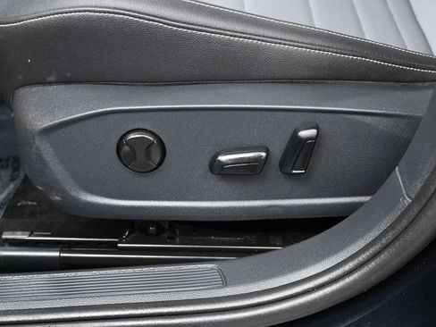 Used 2025 Volkswagen Jetta SE FWD image 12