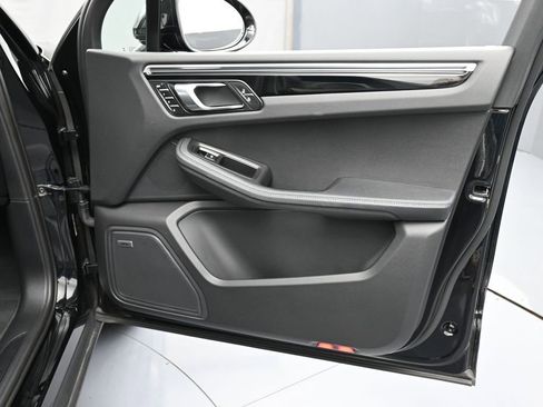 Certified 2022 Porsche Macan image 28