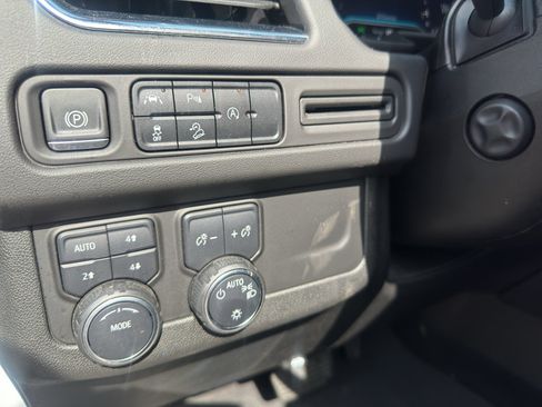 Used 2023 Chevrolet Suburban Premier AWD/4WD image 22