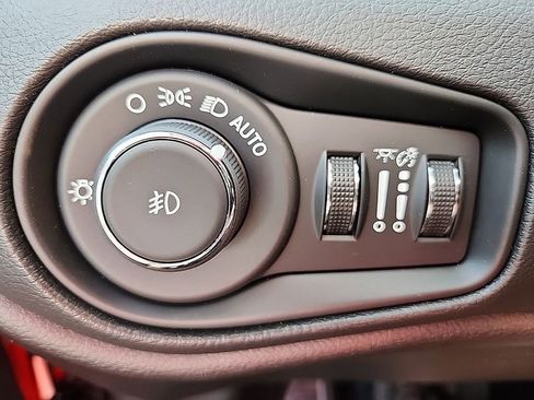 Used 2023 Jeep Renegade Trailhawk image 19