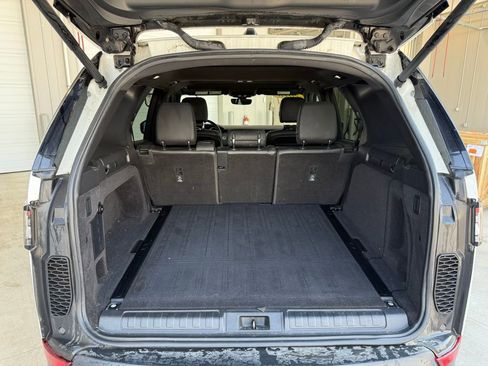 Used 2018 Land Rover Discovery SE image 13