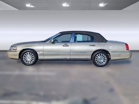 Used 2004 Lincoln Town Car Signature image 2