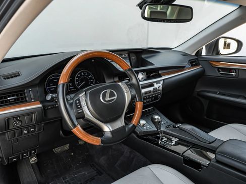 Used 2014 Lexus ES 300h w/ Luxury Package w/Bamboo Trim FWD image 3