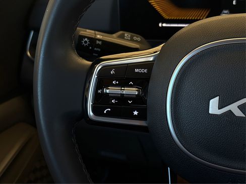 Used 2025 Kia Carnival EX image 27