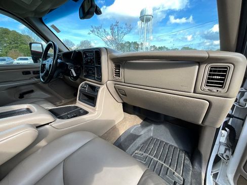 Used 2005 GMC Sierra 2500 SLT w/ Heavy-Duty Power Package image 29