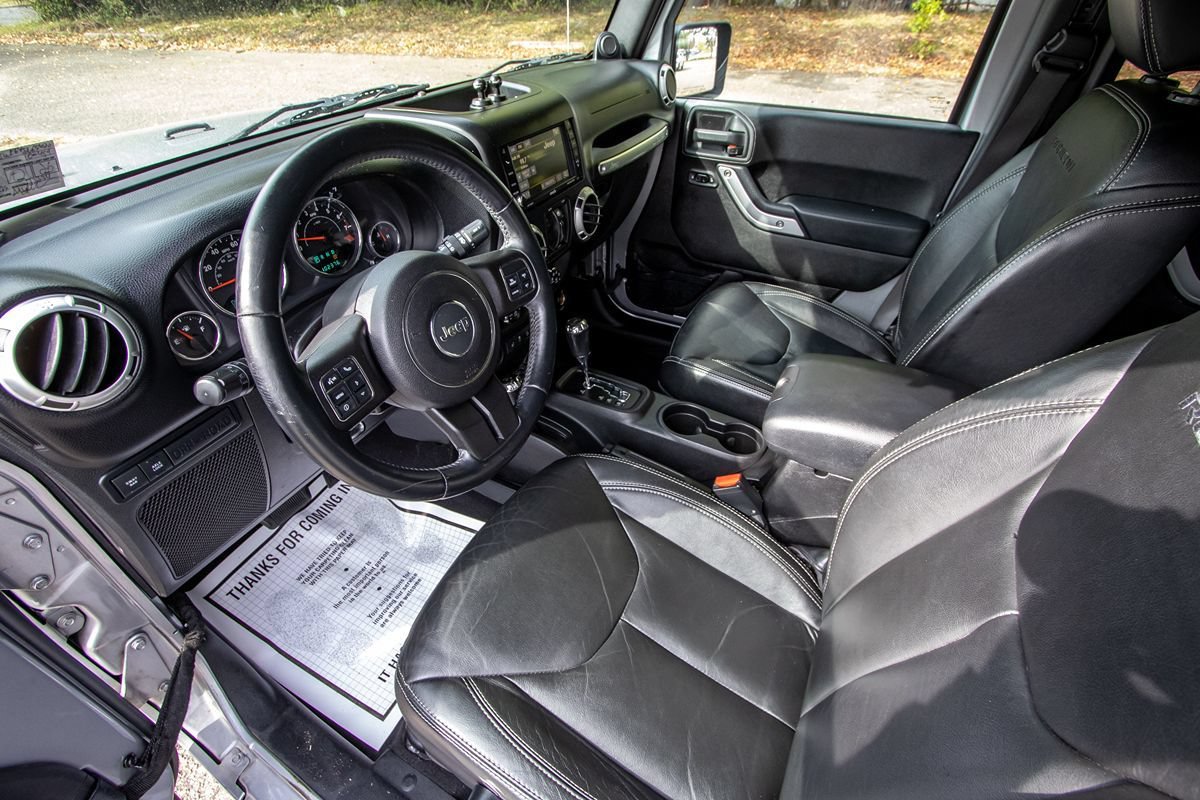 Used 2013 Jeep Wrangler Unlimited Rubicon w/ Connectivity Group AWD/4WD image 11