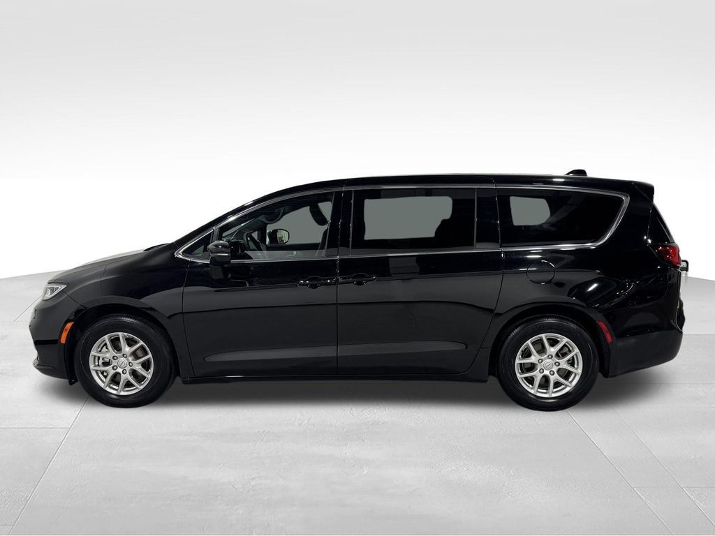 Used 2025 Chrysler Pacifica Select FWD image 13