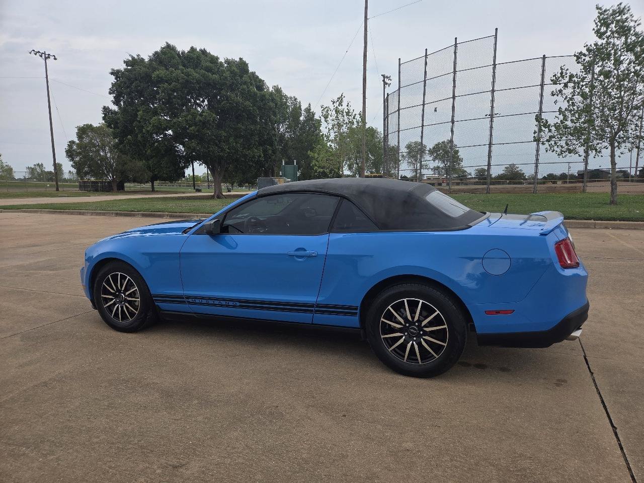 Used 2012 Ford Mustang Convertible RWD image 5