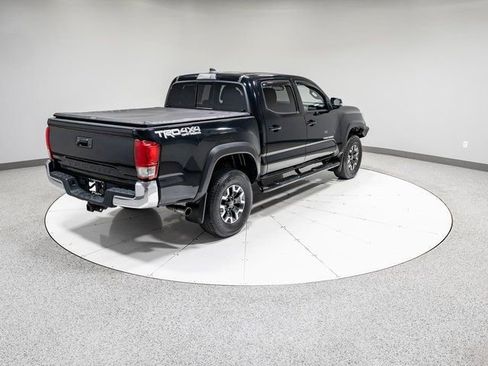Used 2017 Toyota Tacoma TRD Off-Road w/ Tow Package (A/T) image 29
