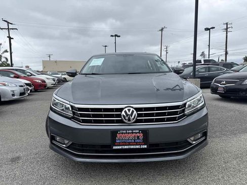 Used 2018 Volkswagen Passat 2.0T SE FWD image 2