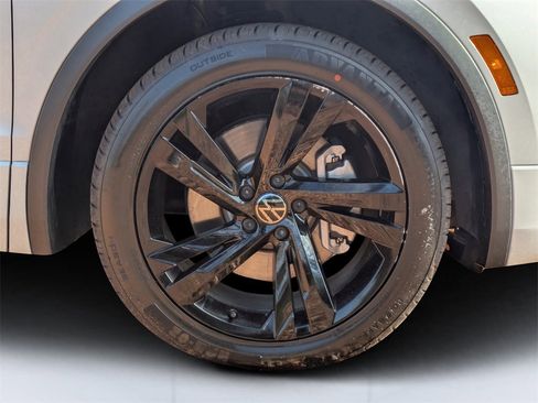 Used 2023 Volkswagen Tiguan SE R-Line image 10