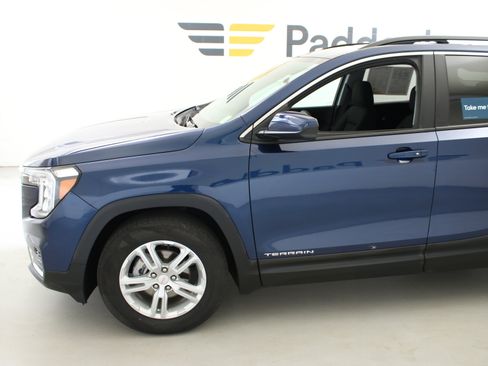 Used 2023 GMC Terrain SLE w/ Driver Convenience Package FWD image 4