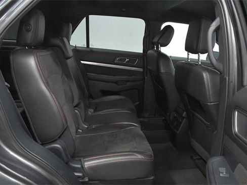 Used 2019 Ford Explorer XLT image 17