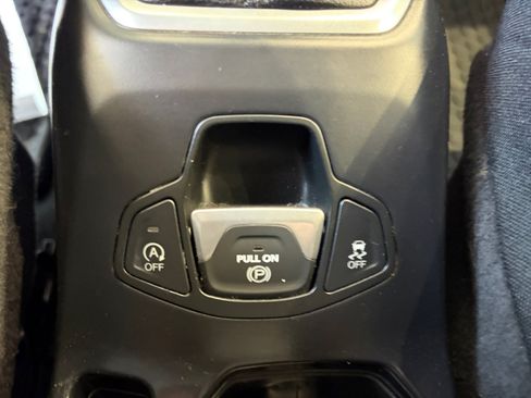 Used 2023 Jeep Renegade Latitude AWD/4WD image 31