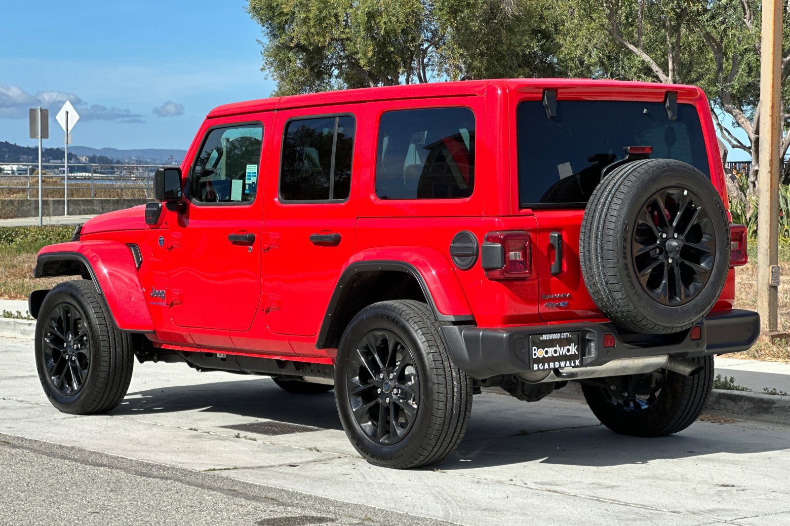 Used 2025 Jeep Wrangler Unlimited Sahara w/ Safety Group AWD/4WD image 6