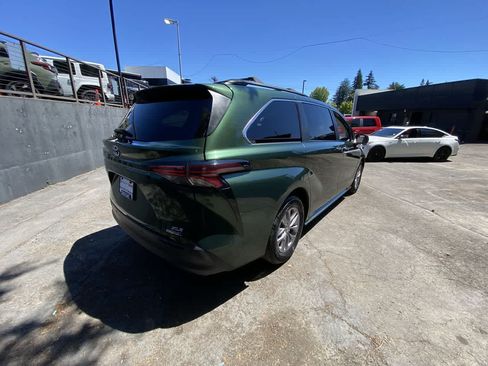 Used 2022 Toyota Sienna XLE w/ XLE Plus Package FWD image 6