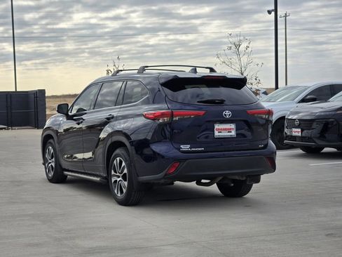 Used 2021 Toyota Highlander XLE image 4