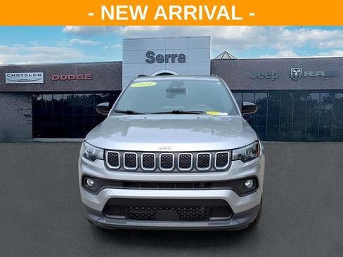 Used 2024 Jeep Compass Latitude AWD/4WD image 2