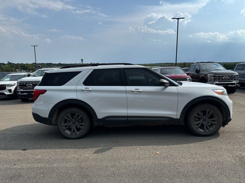 Used 2021 Ford Explorer XLT w/ Equipment Group 202A AWD/4WD image 4