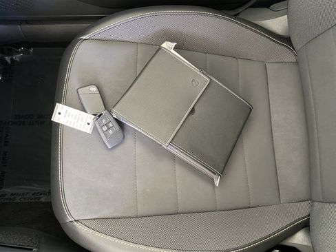 Certified 2023 Volkswagen Taos SE FWD image 9