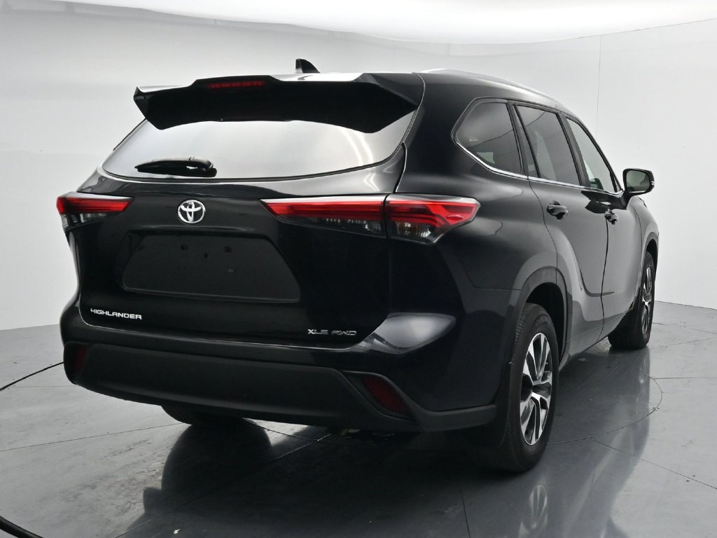 Used 2023 Toyota Highlander XLE AWD/4WD image 6
