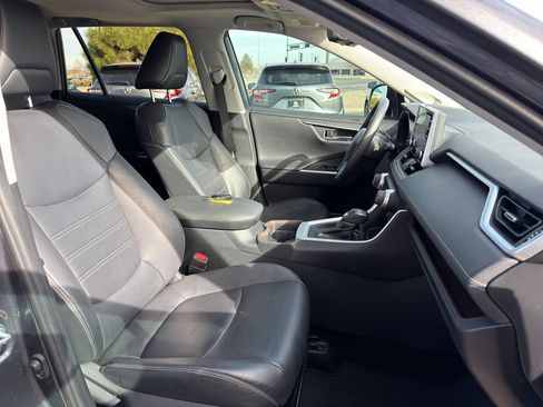Used 2019 Toyota RAV4 Limited image 14