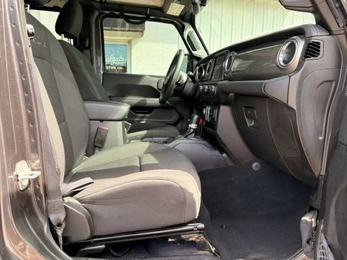 Used 2023 Jeep Gladiator Overland AWD/4WD image 12