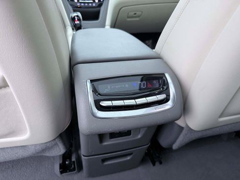 Used 2022 Cadillac XT6 Premium Luxury w/ Technology Package FWD image 17
