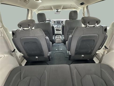 Used 2023 Chrysler Voyager LX image 15