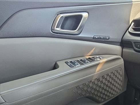 Used 2025 Kia Carnival EX FWD image 17