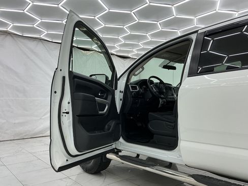 Used 2019 Nissan Titan SV AWD/4WD image 16