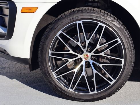 Certified 2025 Porsche Macan image 28