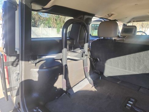 Used 2005 HUMMER H2 w/ Preferred Equipment Group image 27