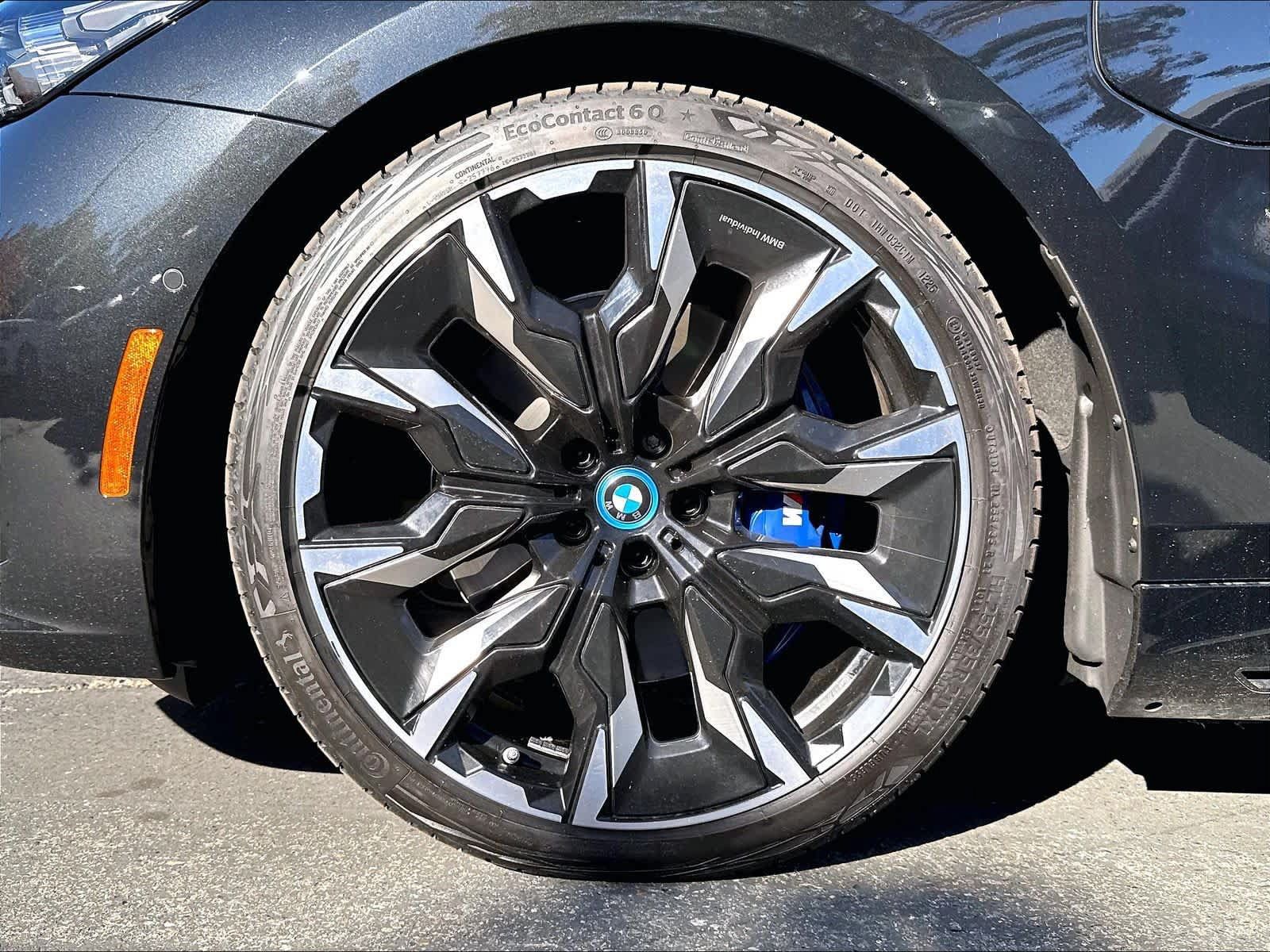 Used 2025 BMW 550e xDrive w/ Premium Package AWD/4WD image 9