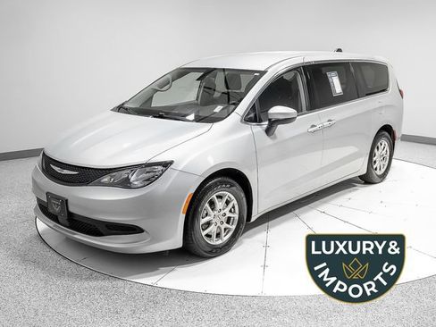 Used 2022 Chrysler Voyager LX FWD image 1